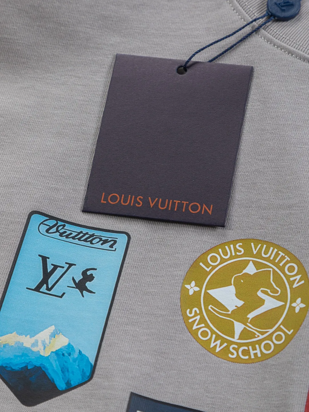 🅿️190 Louis Vuitton 1V LV micro-wide version S-XL LV 26ss New product counters are on the shelves at the same time Multi-process digital direct printing Various travel patches on the chest Micro-stamp printing Round-neck short-sleeved T-shirts, the same style for men and women! Consigned to one-to-one creation. Synchronized with the official website, pure cotton fabrics at the counter! It is close to the skin and comfortable, durable and easy to wear. It has a classic and simple logo design and meticulous original craftsmanship. Short-sleeves, a must-have item for men, do not appear to be the same for the general public, but must be unique and eye-catching. This LV short-sleeve is all about quality, comfort, the same shape and fashion as always, including fabrics and cutting techniques. All of them have been made with great effort! 320 grams of washed pure cotton fabric, pure cotton is breathable, very refreshing and comfortable for daily wear. The rib knitting on the neckline is smooth and tight, and the neckline will not be skewed if you toss it at will. The loose version, you will find that it looks really good on the upper body. The overall is minimalist and neat, super versatile for daily use! Pair it casually with a pair of pants for a youthful look. A T-shirt will make your outfit crazy. It is a fashionable item that can never go wrong! Color: Black White Gray Size: S-XL Size chart: S: Shoulder width 50-Bust 56-Length 70 M: Shoulder width 52-Bust 57-Length 72 L: Shoulder width 54-Bust 59-Length 74 XL: Shoulder width 56-Bust 62-Length 76